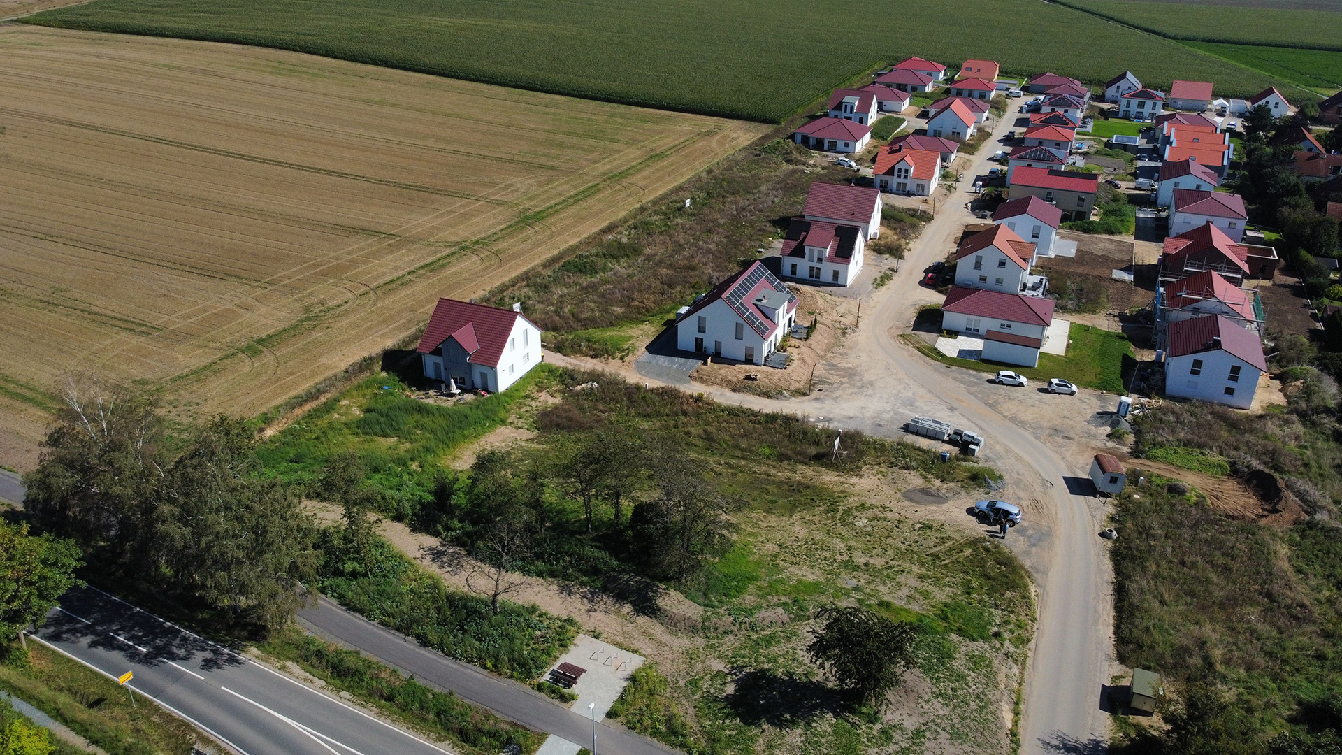 Drohnenbild des Wohnquartiers Am Staatsberg mit Lageplan